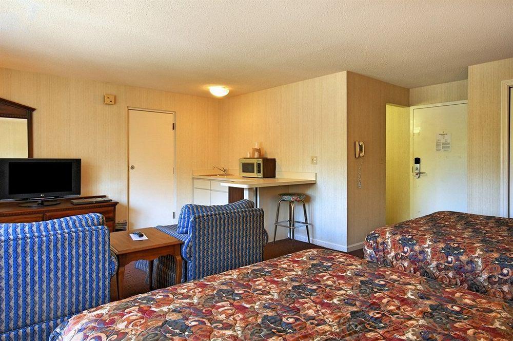 Econo Lodge Inn & Suites Groton Exterior foto